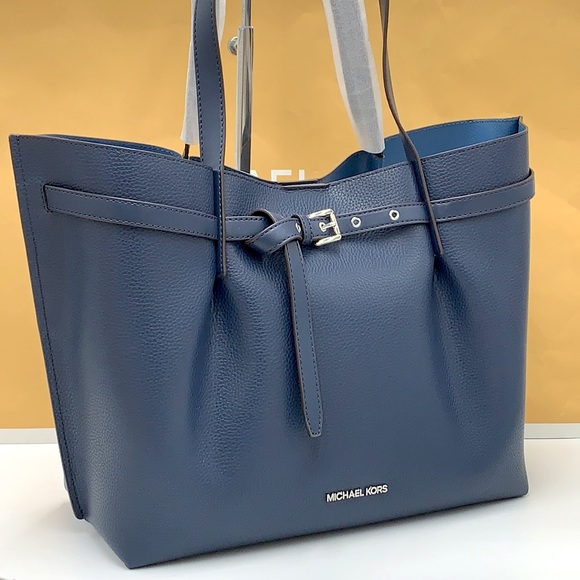 MICHAEL KORS
Emilia Large Pebbled Leather Tote Bag
Navy color - Picture 3 of 16